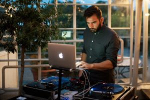 Hyra DJ till födelsedag företag bröllop i Stockholm